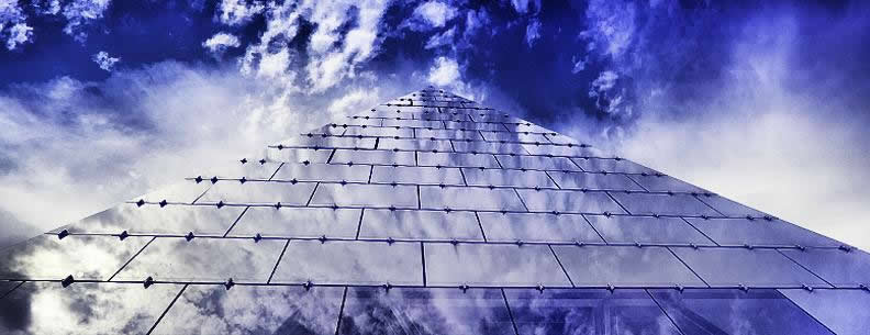 Piramide_Mystical_Clowds